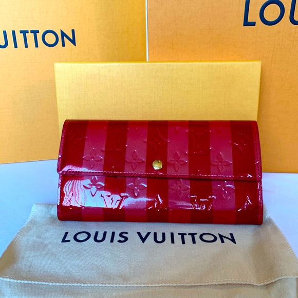 Louis Vuitton Handbags - Louis vuitton Pomme D’Amour vernis Sarah wallet